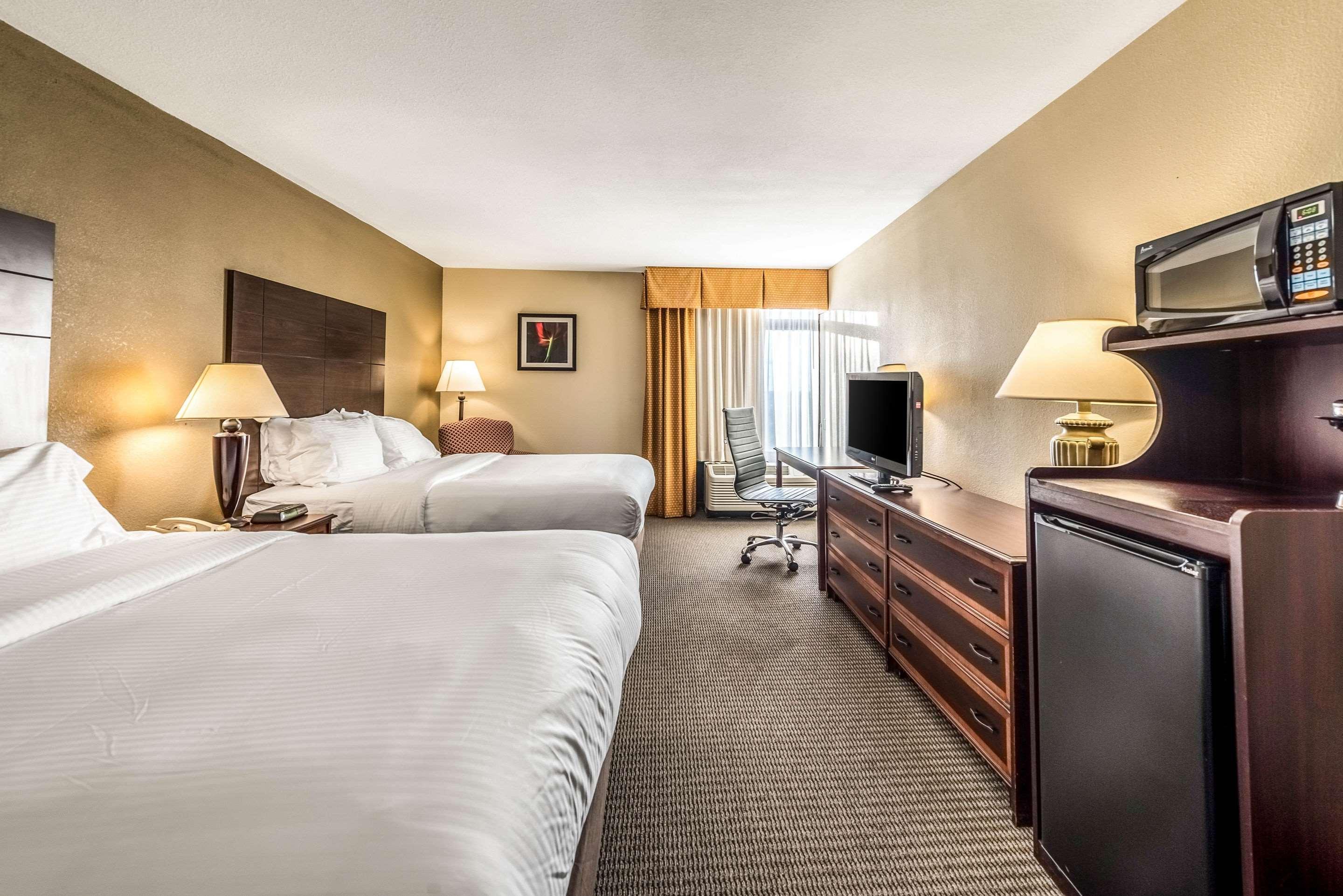 Clarion Hotel Cincinnati North Sharonville Exterior photo