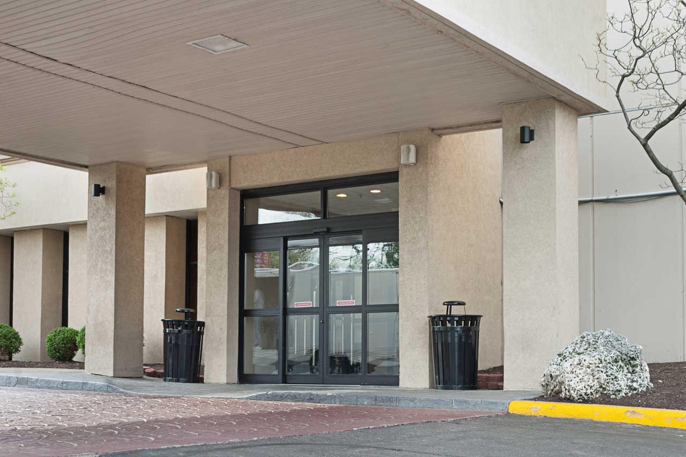 Clarion Hotel Cincinnati North Sharonville Exterior photo