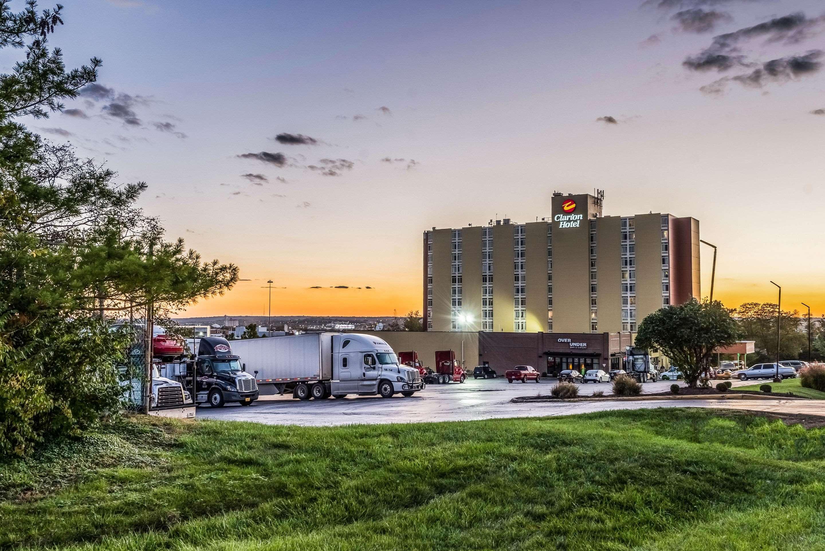Clarion Hotel Cincinnati North Sharonville Exterior photo